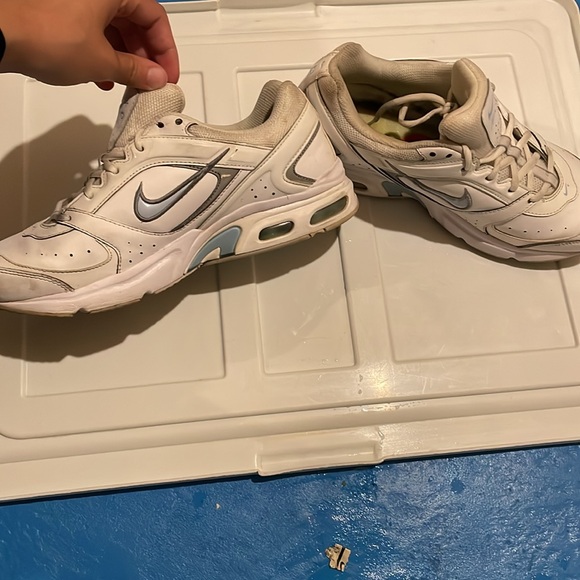 Women Nike Shoes - Picture 3 of 6